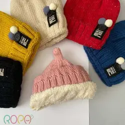 کلاه بچه گانه بافت اسپرت تو کرکی طرح دکمه‌ای