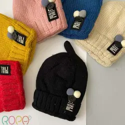 کلاه بچه گانه بافت اسپرت تو کرکی طرح دکمه‌ای