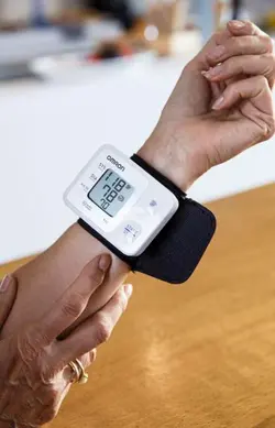 فشارسنج مچی دیجیتال امرون RS2 با گارانتی 3 ساله پایکار بنیان طب- سلامت سازان