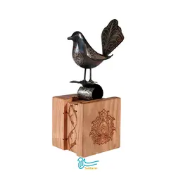 تندیس مرغ علم با پایه چوب حکاکی