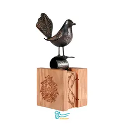 تندیس مرغ علم با پایه چوب حکاکی
