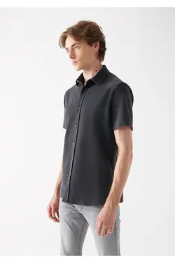 پیراهن یقه برگردان آستین کوتاه مردانه ماوی ۰۲۱۰۳۴۵-۸۰۰۲۲