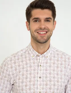 پیراهن آستین بلند مردانه یقه برگردان طرحدار جذب قهوه ای روشن پیرکاردین