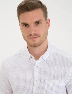 پیراهن آستین کوتاه مردانه یقه برگردان طرحدار تک جیب سفید پیرکاردین