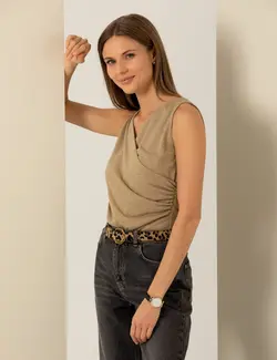 بلوز زنانه یقه هفت بدون آستین نخی شتری پیرکاردین