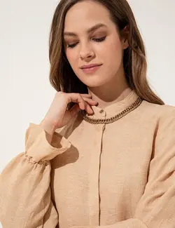 بلوز زنانه یقه کلاسیک راحت بژ پیرکاردین