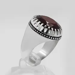 انگشتر نقره مردانه طرح فیلی دور چنگ با سنگ گارنت الماس تراش