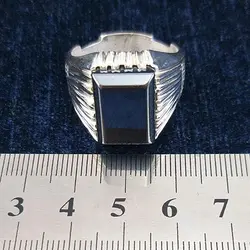 انگشتر نقره مردانه طرح دست ساز دور چنگ شطرنجی با سنگ حدید صینی + حکاکی