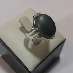 انگشتر نقره مردانه طرح ۴ چنگ با نگین حدید صینی+حکاکی ذکر امام صادق (ع)