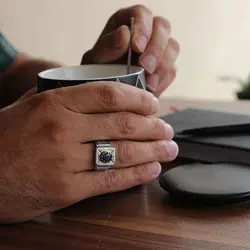 انگشتر یاقوت کبود الماس تراش نقره مردانه دست ساز طرح کاووس