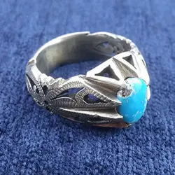 انگشتر نقره مردانه طرح شبکه دور چنگ بزرگ با نگین فیروزه