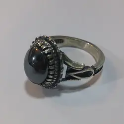 انگشتر نقره مردانه طرح صفوی دور چنگ با نگین حدید صینی+حکاکی ذکر امام علی (ع)