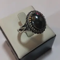 انگشتر نقره مردانه طرح صفوی دور چنگ با نگین حدید صینی+حکاکی ذکر افزایش رزق و روزی