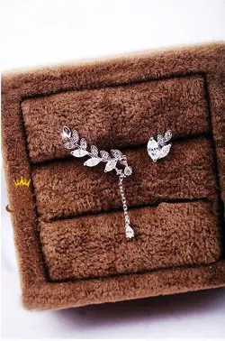 گوشواره  نامتقارن کوتاه بلند طرح گندم با آویر زنجیری کریستال اتریش سیلور کد ۱۱۴۳۵