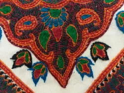 کوسن پته دوزی شده سفید سنتی مدل تکیه یار