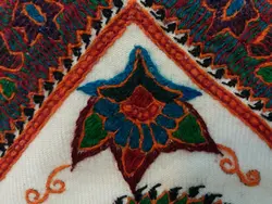 کوسن پته دوزی شده سفید سنتی مدل تکیه یار