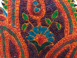 کوسن پته دوزی شده سفید سنتی مدل تکیه یار