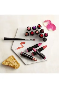 رژ لب مدل Color Crush رنگ قهوه ای ماسه ای شماره 310 بادی شاپ The body shop