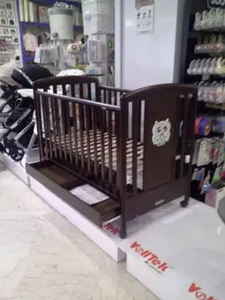 تخت کنار مادر با درب اسانسوری چوبی دوکس ب ب و سه طبقه تنظیم ارتفاع و چهارچرخ رنگ قهوه ای متالیک  Duox bebe