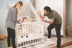 تخت و گهواره چوبی 70*110 سانتیمتر ایسیز مدل میموسا با قابلیت تبدیل شدن به پارک بازی isiz mimosa oyon parki