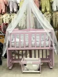 تخت و گهواره چوبی پیرگاردین و تخت کنار مادر با درب اسانسوری و تنظیم ارتفاع و سرویس خواب کامل با تور پشه بند pierrecardin