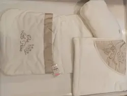 سرویس خواب ببتو bebetto اصل ترکیه کرم -نسکافه ای  شامل بالشت و پتو و تشکچه نوزادی طرح تاج  bebetto