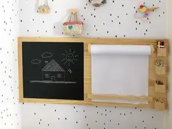 تخته سیاه طرح دار و برگه های نقاشی