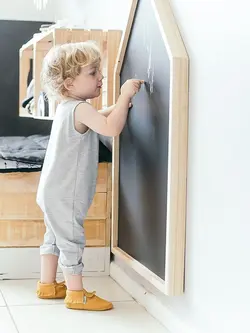 تخته سیاه طرح دار و برگه های نقاشی