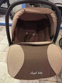 کالسکه کریر انجل بیبی کریکات شونده با خواب کامل نوزادی و صندلی دوطرفه و نصب کریر بر روی کالسکه  رنگ کرم قهوه ای رزگلد با ساک لوازم و گرم کن پای کودک angel baby