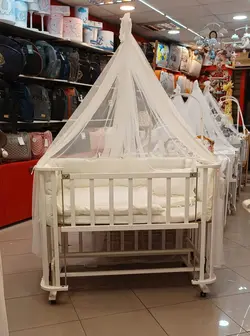 تخت کنار مادر گهواره شونده  تمام چوب  سایز 110 در 60 سانت دارای تنظیم ارتفاع و دارای درب باز شو اسانسوری رنگ کرم روشن بسیار زیبا و سرویس خواب و تشک و توری پشه بند  bebetto