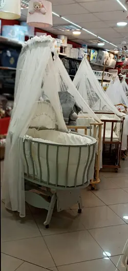 تخت و گهواره نوزادی تمام چوب بیضی رنگ قهوه ای با سرویس خواب و توری پشه بند و کیفیت عالی ترکیه  bebetto