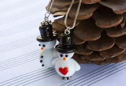 گردنبند شیشه ای مدل آدم برفی