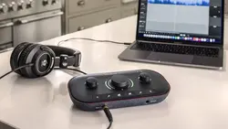 پکیج استودیویی فوکوسرایت مدل Focusrite Vocaster Two Studio