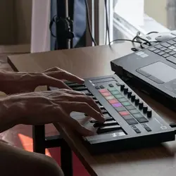 میدی کنترلر نویشن مدل Novation Launchkey Mini MK3