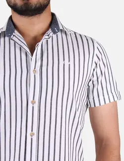 پیراهن مردانه آستین کوتاه راه راه یقه دو رنگ سفید