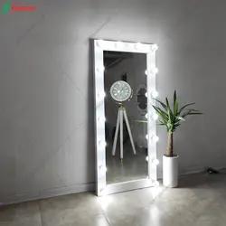 آینه گریم ایستاده