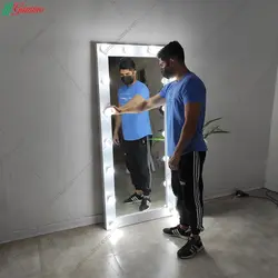 آینه گریم ایستاده