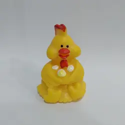 عروسک سوتک دار سیلیکونی طرح مرغ ابعاد 8x5x4cm