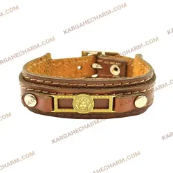 دستبند چرم طرح پلاک ورساچه طلایی