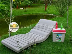 تخت کنار استخر سارو