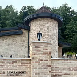 چراغ سردری بالای درب ورودی پالیز