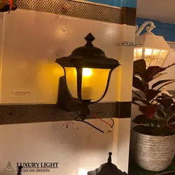 چراغ حیاطی پارکی پلاستیکی دیواری لاله