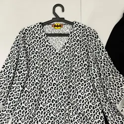 شومیز آستین نواری طرح ابر ریز سفید و مشکی