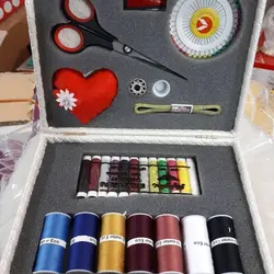 باکس نخ و سوزن خیاطی چرمی رنگ کرم همراه با وسایل داخل