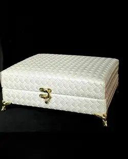 باکس نخ و سوزن خیاطی چرمی رنگ کرم همراه با وسایل داخل