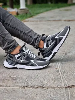فروش ویژه کفش کتونی اسپرت مردانه مدل نیوبالانس فوق العاده جذاب و مدرن مشکی طوسی خط سفید