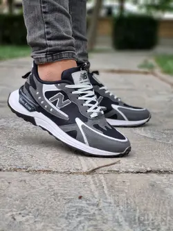 فروش ویژه کفش کتونی اسپرت مردانه مدل نیوبالانس فوق العاده جذاب و مدرن مشکی طوسی خط سفید