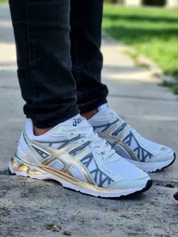 حراج ویژه کفش کتونی اسپرت مردانه پسرانه مدل اسیکس مناسب برای اقایون خوش سلیقه رنگ سفید طلایی