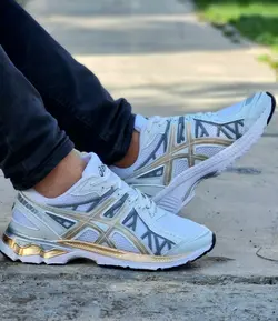 حراج ویژه کفش کتونی اسپرت مردانه پسرانه مدل اسیکس مناسب برای اقایون خوش سلیقه رنگ سفید طلایی