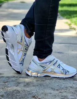 حراج ویژه کفش کتونی اسپرت مردانه پسرانه مدل اسیکس مناسب برای اقایون خوش سلیقه رنگ سفید طلایی